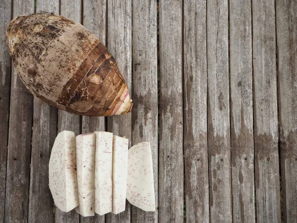 Taro Pada Latar Belakang Kayu Coklat — Stok Foto