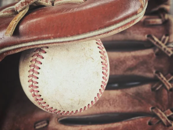 Honkbal Met Bruin Lederen Handschoen — Stockfoto