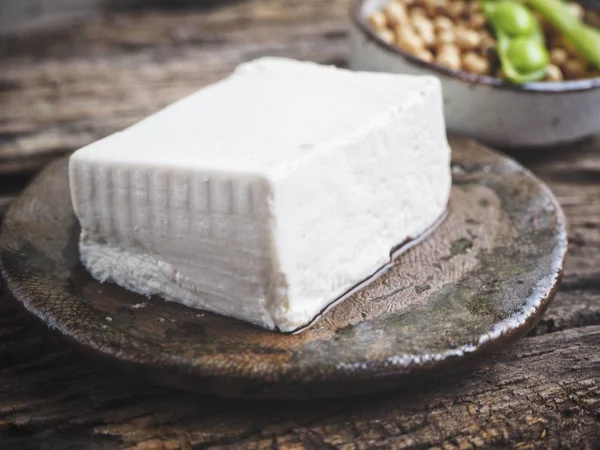 Tofu Ahşap Arka Plan Üzerinde Fasulye — Stok fotoğraf