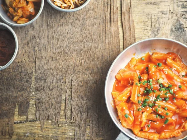 Pirinç kek Kore yemeği ahşap arka plan üzerinde