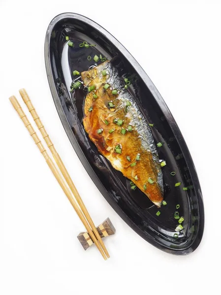 Beyaz arka plan Japon yemekleri ızgara uskumru izole