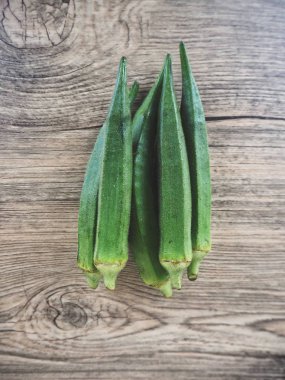 Ahşap arka planda yeşil bamya