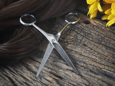 Saç kesme makası ve çiçekli saç