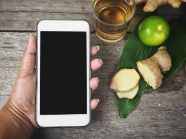 Yandan akıllı telefon ve çay zencefil