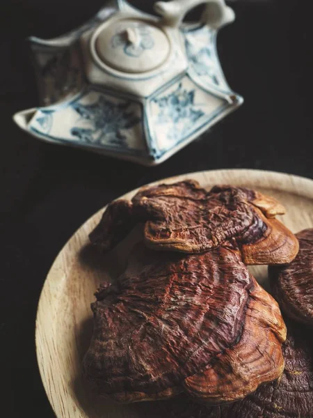 Ganoderma Lucidum Ling Zhi Champiñón Tetera Sobre Fondo Negro —  Fotos de Stock