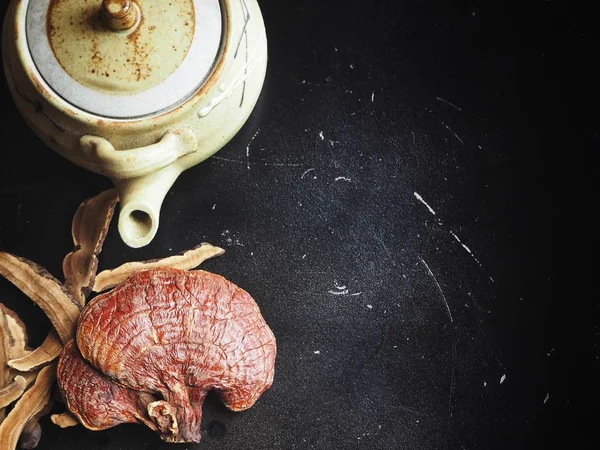 Ganoderma Lucidium Ling Zhi Mantar Çaydanlık Siyah Arka Plan Üzerine — Stok fotoğraf