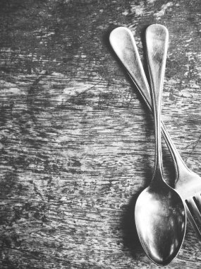 Kaşık ve çatal ahşap arka plan üzerinde