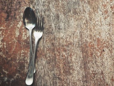 Kaşık ve çatal ahşap arka plan üzerinde