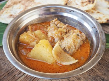 Hint yemekleri tavuk tikka masala köri ve naan ekmek