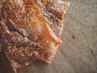 Ahşap arka plan üzerinde gevrek pastırma