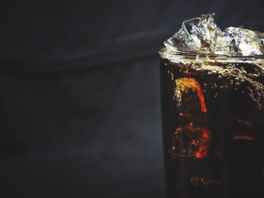 Siyah arka plan üzerine buz küpleri ile Cola İçecek