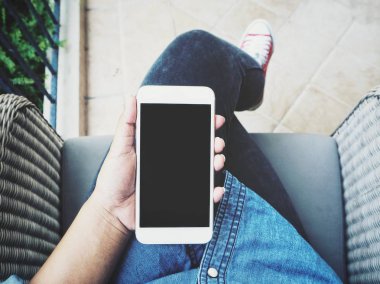 Akıllı telefon kullanan bir kadın.