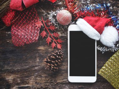 Noel şapka ile akıllı telefon