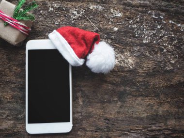 Noel şapka ile akıllı telefon