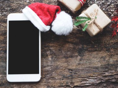 Noel şapka ile akıllı telefon