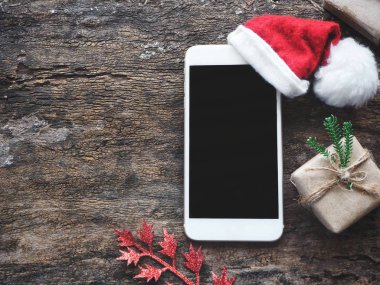 Noel şapka ile akıllı telefon