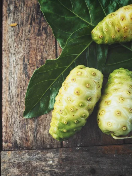 Noni Tropische Früchte Auf Holz Hintergrund — Stockfoto