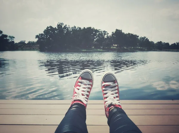 Selfie Röda Sneakers Och Sjön — Stockfoto