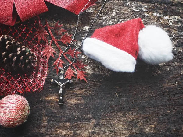 Cruz Com Chapéu Natal Fundo Madeira — Fotografia de Stock