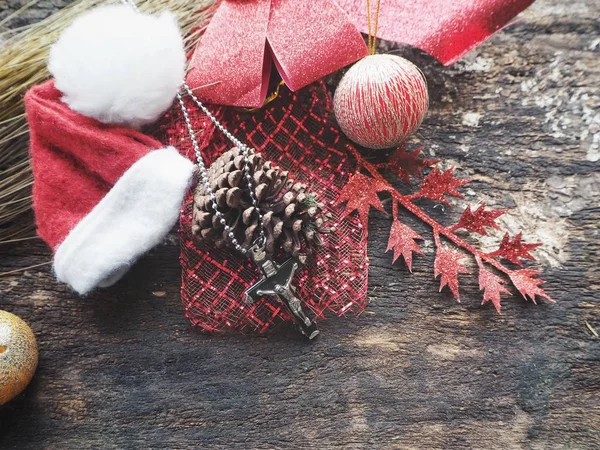 Kreuz Mit Weihnachtsmütze Auf Holz Hintergrund — Stockfoto