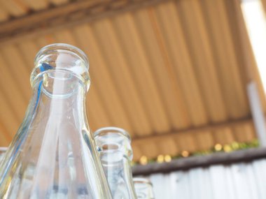 Arka plan üzerinde boş şişe yakın çekim