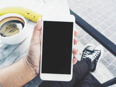 El ve kahve muz ile akıllı telefon