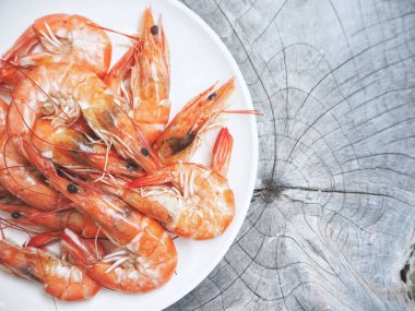 Ahşap zemin üzerine haşlanmış karides