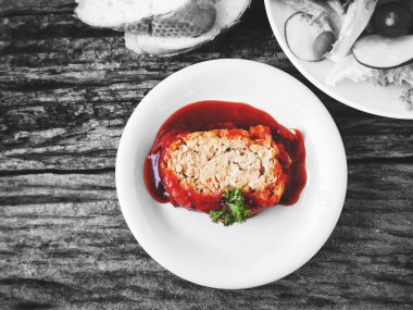 Ahşap arka plan üzerinde rulo köfte