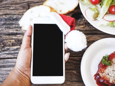 Noel şapka ve rulo köfte ile akıllı telefon