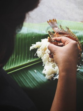 Kızarmış pilav ile balık yiyip, yeşil muz yaprakları Tay gıda el