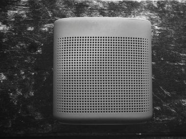 Tahta arka planda bluetooth hoparlörü