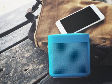 Bluetooth hoparlör ve akıllı telefon