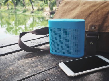 Bluetooth hoparlör ve akıllı telefon