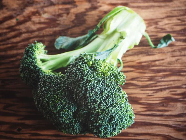 Broccoli Fondo Legno — Foto Stock