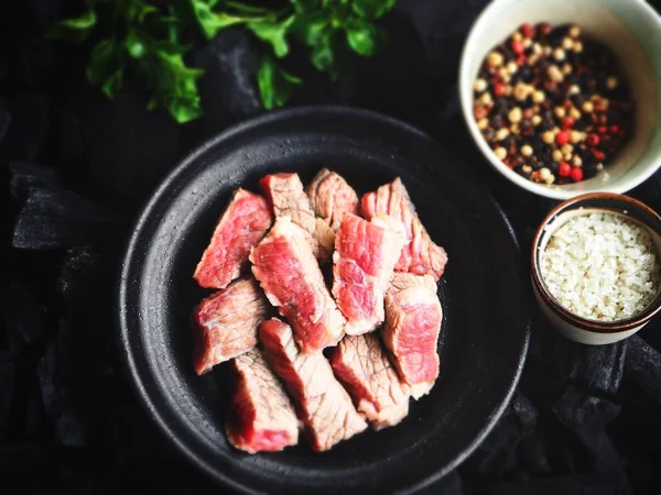 Gegrillte Rindersteakscheiben Auf Holzkohle — Stockfoto