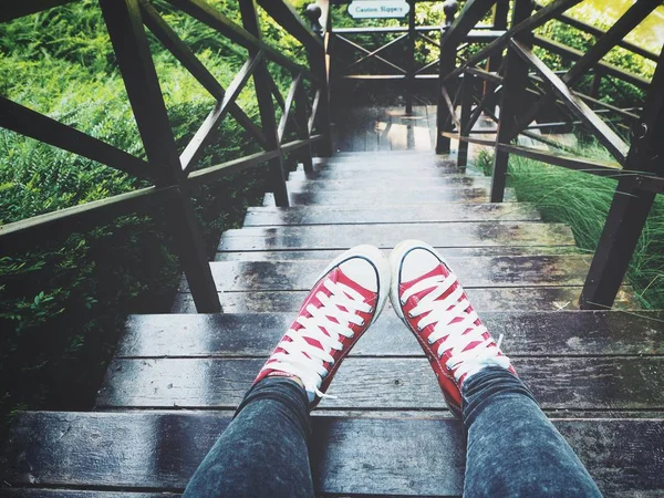 Selfie Von Roten Turnschuhen Und Treppe — Stockfoto