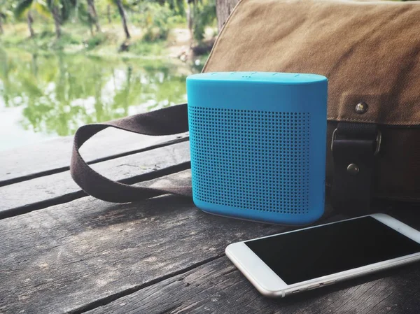 Bluetooth speaker and smart phone