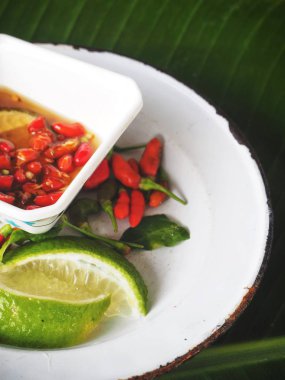 Balık kırmızı biber sosu ve Tay gıda muz zemin üzerine kireç