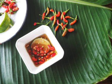 Balık kırmızı biber sosu ve Tay gıda muz zemin üzerine kireç