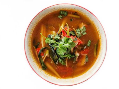 Tom yum balık çorbası Tayland gıda izole beyaz arka plan