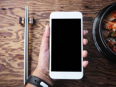 Akıllı telefon ve ordu noodle Kore yemeği ile güveç