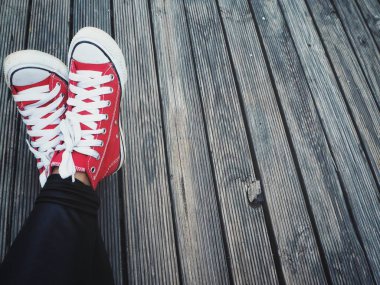 Kırmızı spor ayakkabı selfie