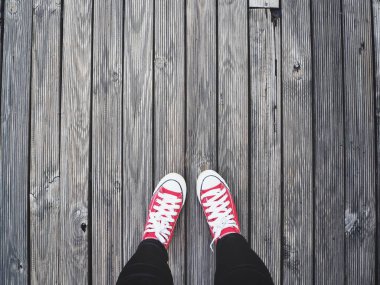 Kırmızı spor ayakkabı selfie