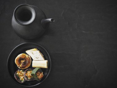 Siyah arka plan üzerine Kaymaklı Hint tatlılar