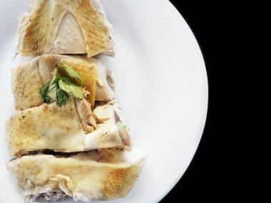 Haşlanmış tavuk siyah arka plan üzerine Çin yemeği