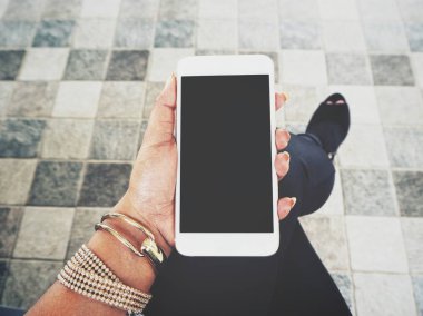 Selfie yandan akıllı telefon kullanan kadın ve ayakkabı