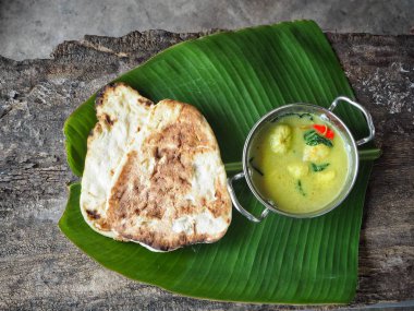 Naan ekmek yeşil köri Hint yemekleri ile