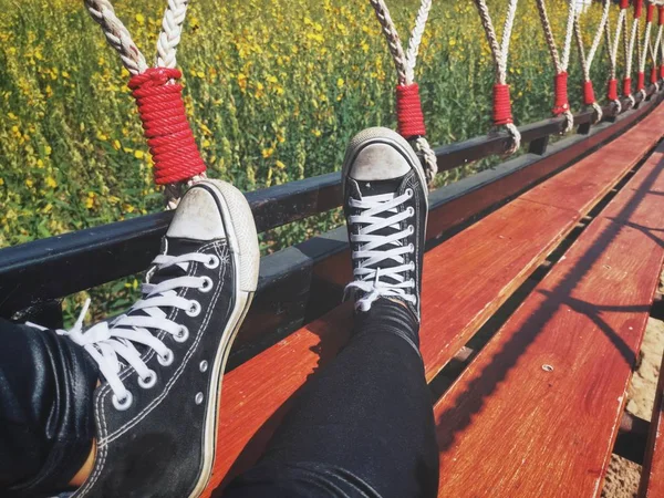 Selfie Schwarzer Turnschuhe Auf Hängebrücke Cool — Stockfoto