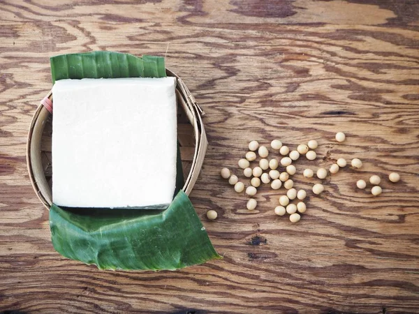 Tofu Auf Holz Hintergrund — Stockfoto