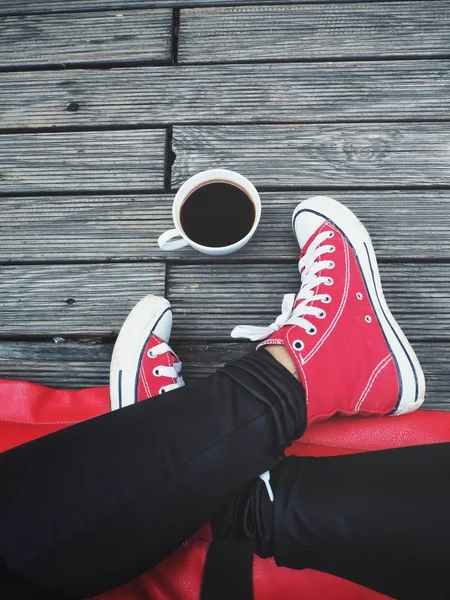 Selfie Von Roten Turnschuhen Und Kaffeetassen Lifestyle Cool — Stockfoto